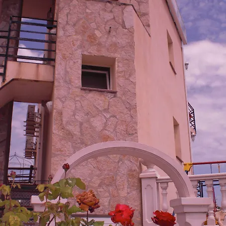 La Paloma Ii 招待所 3*