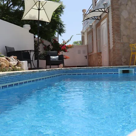 La Paloma Ii 招待所 3*